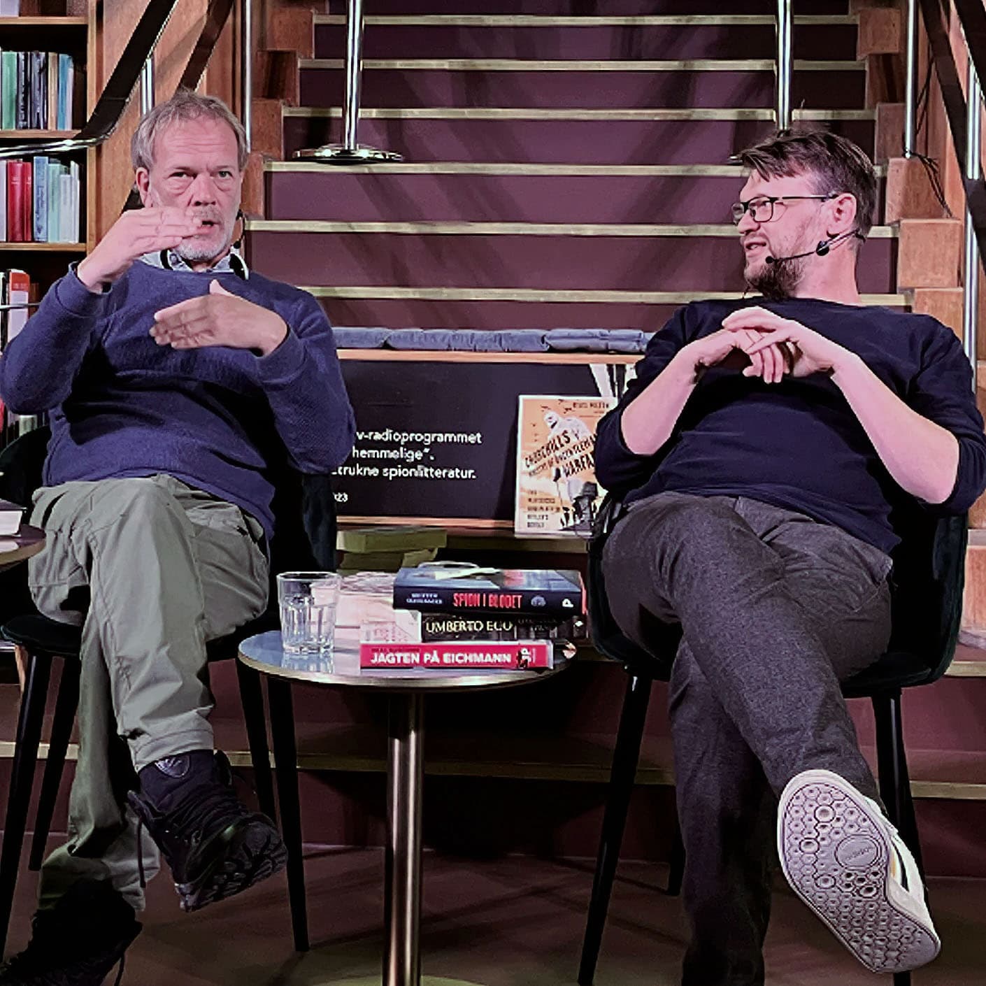 Anders Christiansen og Christian Kirk Muff i samtale på scenen i en boghandel